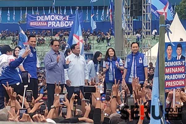 Prabowo sapa massa Kampanye Akbar Partai Demokrat, diiringi joget oleh para tokoh Partai Demokrat. (rhd) - Birukan Stadion Gajayana, Prabowo Apresiasi Massa Kampanye Akbar Partai Demokrat