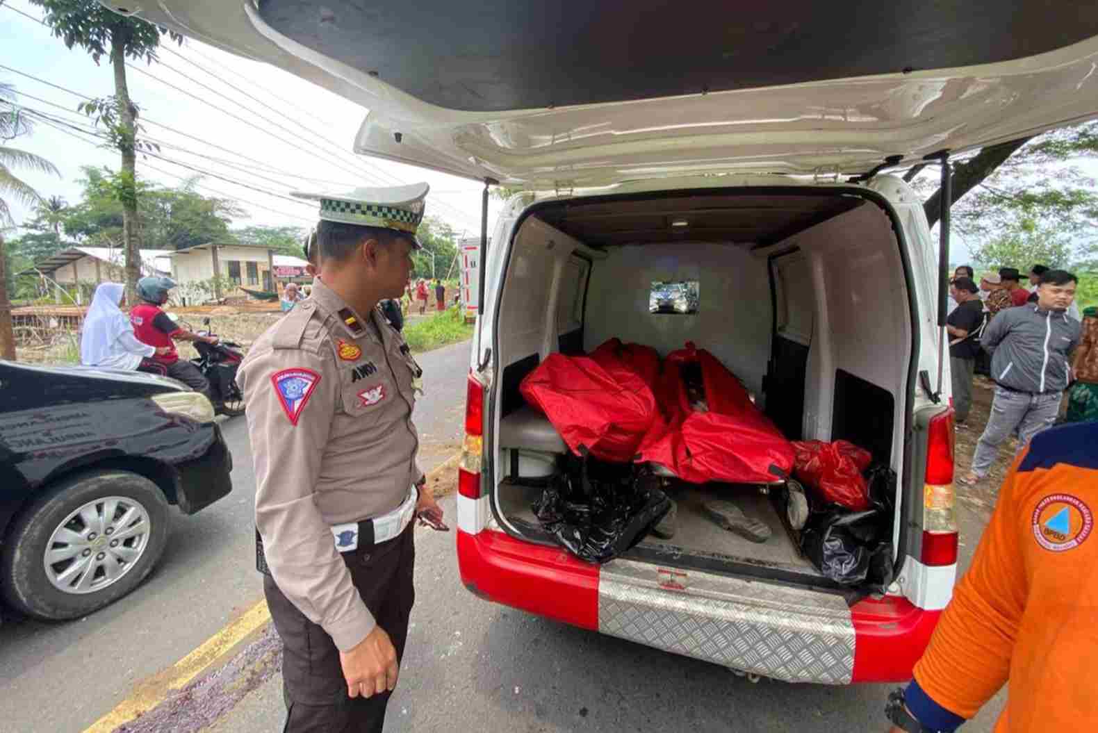 Dua Perempuan,  perempuan Gondanglegi, Dua wanita Tewas, Terlindas Bus Pariwisata,