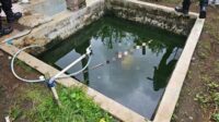 Proses evakuasi mayat tenggelam di bak penampungan air lahan warga Desa Karanganyar. (ist) - Seorang ODGJ Ditemukan Tewas Tenggelam di Bak Penampungan Air Ladang Warga