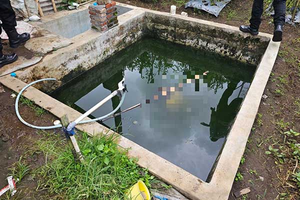Proses evakuasi mayat tenggelam di bak penampungan air lahan warga Desa Karanganyar. (ist) - Seorang ODGJ Ditemukan Tewas Tenggelam di Bak Penampungan Air Ladang Warga