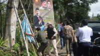 Proses pembersihan APK di Lapangan. (ist) - Penertiban APK di Kota Batu Pedomani Empat Hal