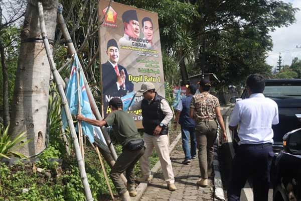 Proses pembersihan APK di Lapangan. (ist) - Penertiban APK di Kota Batu Pedomani Empat Hal