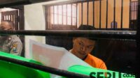 Proses pencoblosan di Rutan Polres Malang. (wul) - Puluhan Napi Rutan Polres Malang Lakukan Pencoblosan di Balik Jeruji