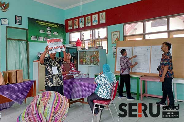 Proses perhitungan suara oleh KPPS dan disaksikan saksi, tim sukses dan Bawaslu. (ws10) - TPS 41-42 Sekitar Ponpes Sabilurrosyad Gasek, Unggulkan Tipis 02