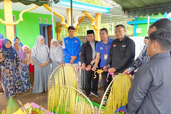 Prosesi pemotongan pita simbol peresmian sumur air bersih di Dusun Karangrejo Selatan. (ist) - YDSF Resmikan Sumur Air Bersih di Donomulyo Malang