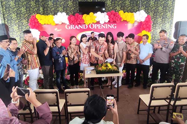 Prosesi pemotongan tumpeng, simbolis dioperasionalkannya Warung Lesehan Yogyakarta cabang Jalibar-Kepanjen. (rhd) - Warung Lesehan Yogyakarta Cabang Jalibar-Kepanjen, Destinasi Wisata Kuliner Terbesar di Kabupaten Malang