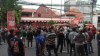 Massa 'Geruduk' Gelar Aksi Damai di Depan Kantor PDI Perjuangan, Menolak Pemilu Ulang