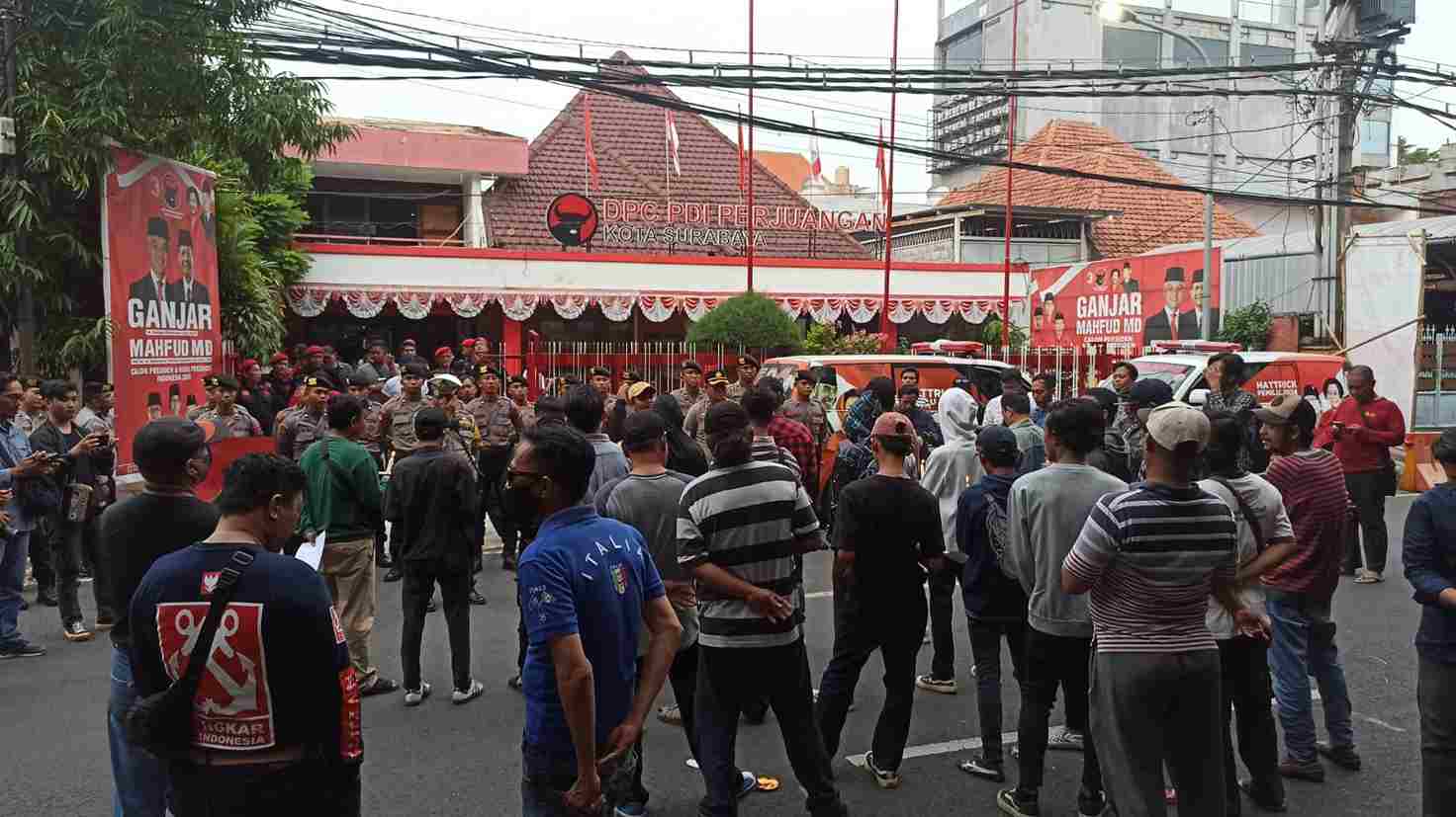 Massa 'Geruduk' Gelar Aksi Damai di Depan Kantor PDI Perjuangan, Menolak Pemilu Ulang
