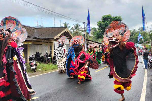 Ratusan Rampak Barong sambut kedatangan Caleg DPR RI dari Fraksi Demokrat Edhie Baskoro Yudhoyono alias Ibas di Desa Gemaharjo Kecamatan Watulimo Kabupaten Trenggalek. (Seru.co.id/mil) - Tampil Spektakuler, Ratusan Rampak Barong Sambut Kedatangan Ibas di Trenggalek