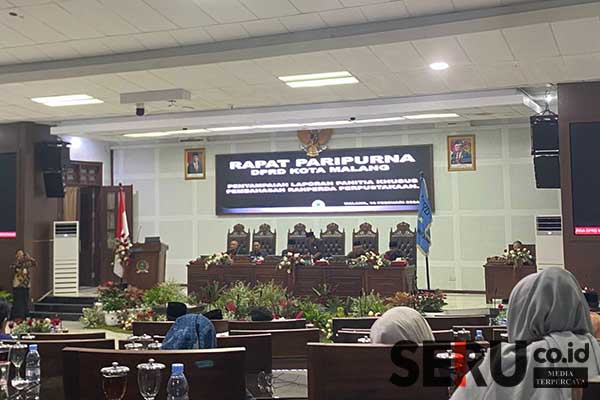 Rapat Paripurna Pembahasan Ranperda Perpustakaan dan PTSP Kota Malang di Gedung DPRD Kota Malang. (ws9) - Pj Wali Kota Malang dan DPRD Mudahkan Akses Layanan Perizinan Melalui Ranperda PTSP dan Perpustakaan