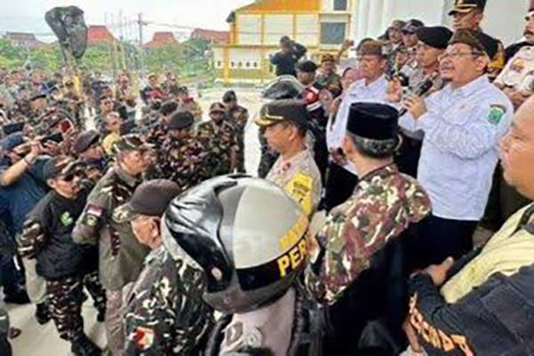Ratusan Banser geruduk Pemkab Pasuruan atas pencoretan gambar wajah Gus Irsyad di Kopi Kapiten. (ist) - Kasus Pencoretan Gambar Wajah Mantan Bupati, Pj Bupati Pasuruan Minta Maaf