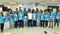 Rektor UIBU bersama mahasiswa penerima program beasiswa. (ist) - Universitas Insan Budi Utomo Berikan Beasiswa Rp3 Milyar Bagi Mahasiswa Baru
