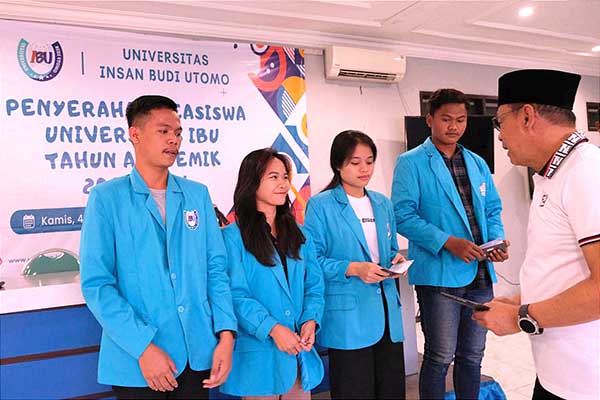 Rektor UIBU memberikan beasiswa kepada mahasiswa. (ist) - Universitas Insan Budi Utomo Berikan Beasiswa Rp3 Milyar Bagi Mahasiswa Baru