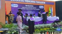 Rektor Unitri mewisuda mahasiswa. (rhd) - Unitri Wisuda 400 Wisudawan Sarjana dan Magister Periode 44