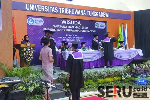 Rektor Unitri mewisuda mahasiswa. (rhd) - Unitri Wisuda 400 Wisudawan Sarjana dan Magister Periode 44