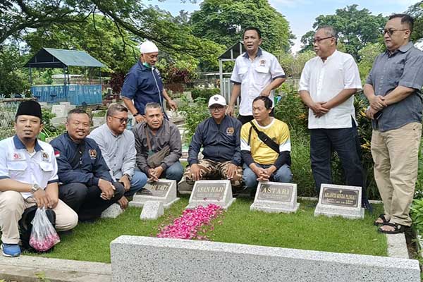 Rombongan PWI Malang Raya ziarah dan doa ke makam jurnalis. (ist) - Rangkaian HPN ke-78, PWI Malang Raya Ziarah ke Makam Jurnalis