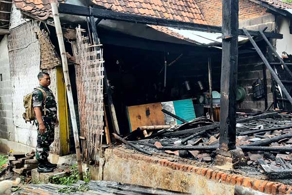 Rumah semi permanen yang terbuat dari papan kayu, kondisinya rata dengan tanah akibat terbakar. (Seru.co.id/aza) - Akibat Korsleting Listrik, Rumah Nenek di Situbondo Hangus Terbakar
