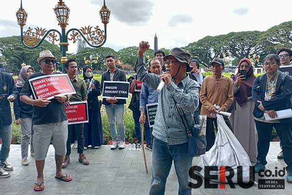 Salah satu peserta aksi mengaklamasikan puisi pekikan semangat nasionalisme. (ws10) - Akademisi dan Masyarakat Sipil Seruan Luhur atas Kemunduran Etika Pemilu 2024