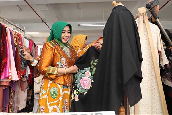 Salah satu produk UMKM fesyen 'Felicity' desain karya Pj. Ketua TP PKK Kota Malang, Dra Hanik Andriani Wahyu Hidayat. (ist) - Pemkot Malang Kenalkan Potensi UMKM pada Organisasi Wanita se-Bakorwil III Malang