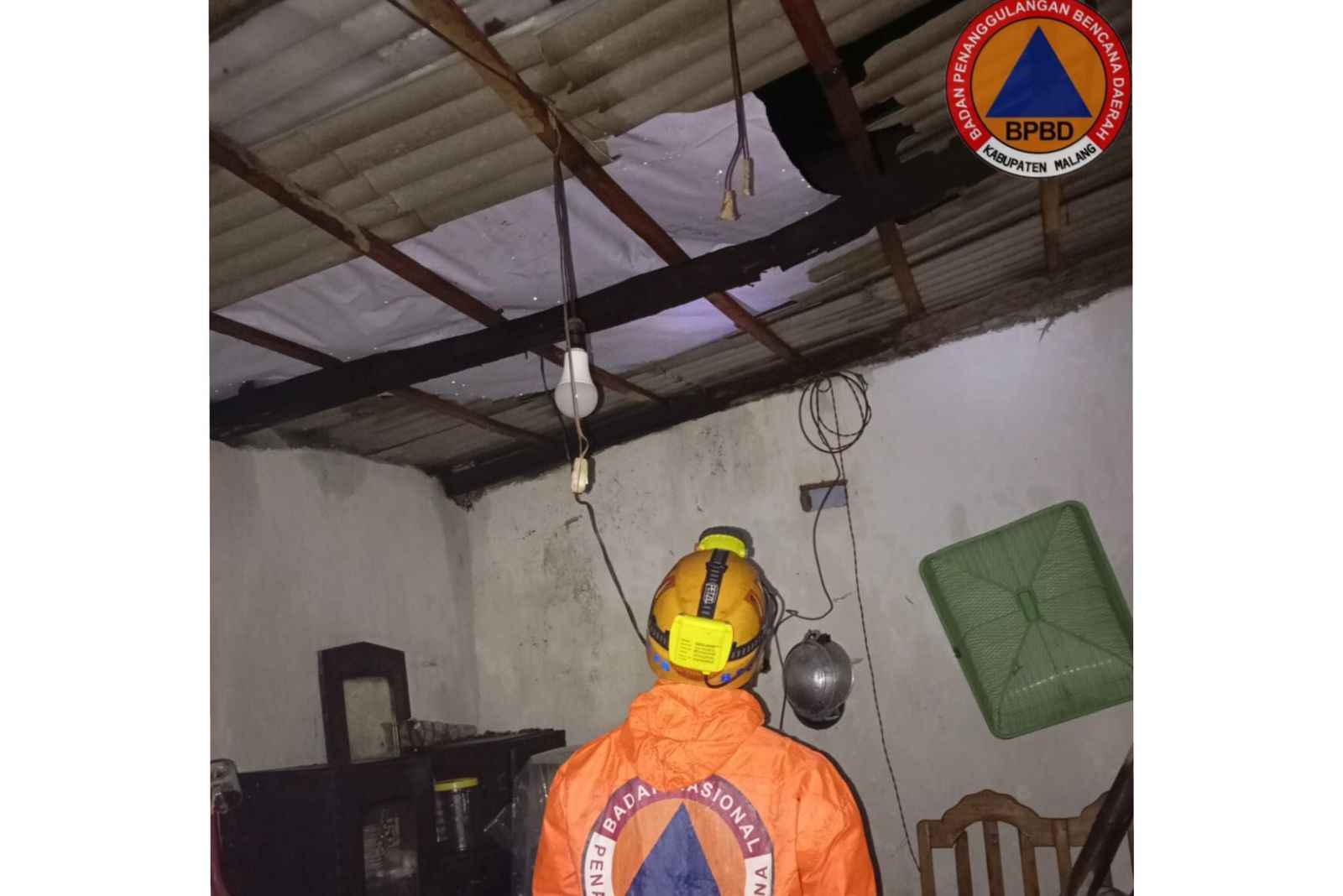 Hujan Disertai Angin Terjang Sejumlah Rumah Warga Singosari