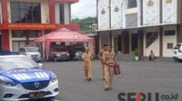 Sejumlah kades nampak keluar masuk di Polres Jember. (amb) - Sejumlah Kades di Jember Diperiksa Polisi, Ada Apa?