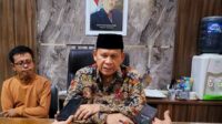 Sekda Situbondo, Wawan Setiawan, saat memberikan keterangan pers. (Seru co.id/mam) - Sempat Dikabarkan Tak Dianggarkan, Honor Ribuan Linmas Segera Dicairkan