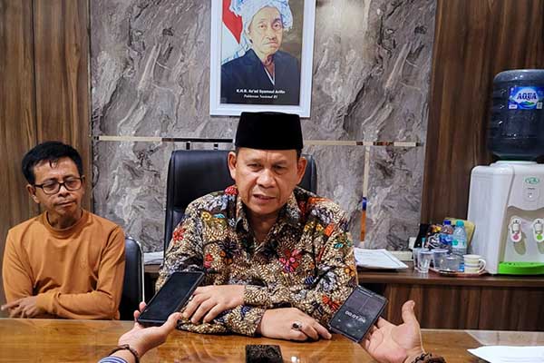 Sekda Situbondo, Wawan Setiawan, saat memberikan keterangan pers. (Seru co.id/mam) - Sempat Dikabarkan Tak Dianggarkan, Honor Ribuan Linmas Segera Dicairkan