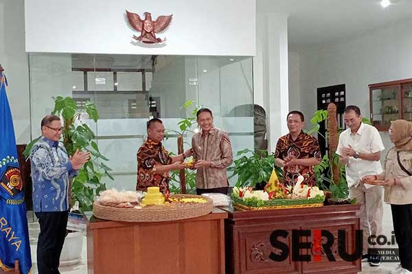 Seremonial pemotongan tumpeng tandai kolaborasi positif antara PWI dan Pemda Malang Raya. (ws10) - Peringati HPN 2024, PWI Malang Raya Berikan Piagam Penghargaan Tokoh/Forkopimda Peduli Pers