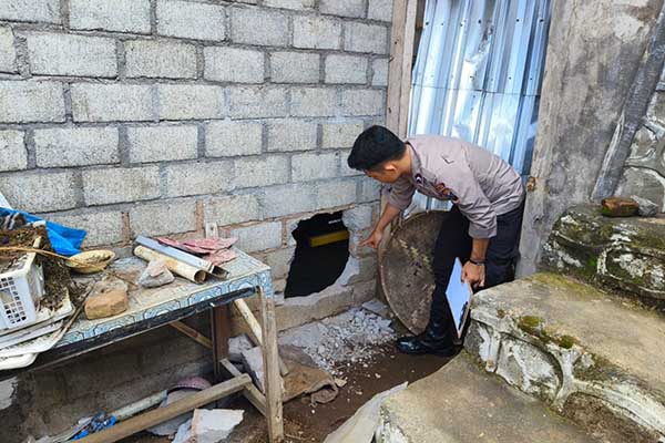 TKP pembobolan sebuah toko di Kecamatan Dampit. (ist) - Sebuah Toko di Dampit Dibobol Dindingnya, Korban Alami Kerugian hingga Puluhan Juta