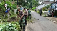 TNI-POLRI Bersama Warga Buring Karya Bakti Penghijauan