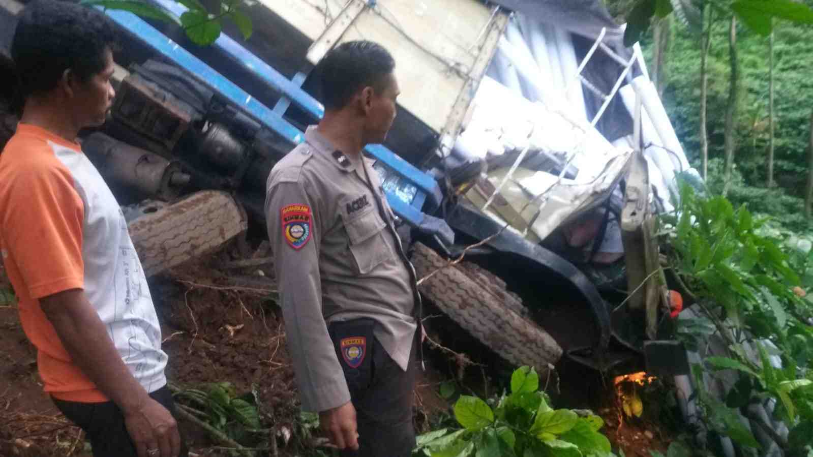 Truk Muatan Paralon Terperosok ke Jurang 50 meter, Sopir Tewas Seketika