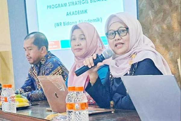 Wakil Rektor (WR) 1 dan Dekan Fakultas Sains dan Teknologi UIN Maliki Malang. (ist) - UIN Maliki Malang Tekankan IKU sebagai Tahapan Proses Akreditasi Internasional