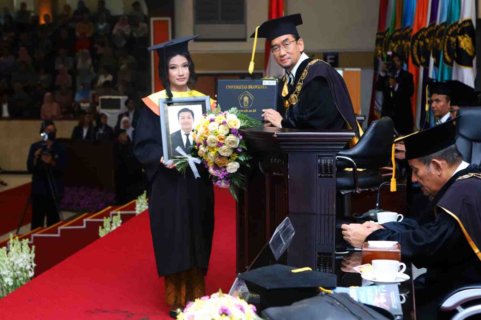 Orang tua Muhammad Rizki Rafiandhika menerima ijazah dari Rektor UB_11zon