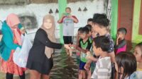 Simpatik Korban Banjir, Politisi PKB Berikan Susu Kepada Warga