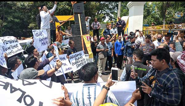AJK Situbondo lakukan aksi unjuk rasa di depan Kantor Dinas Pekerjaan Umum dan Perumahan Permukiman (DPUPP) Situbondo, Senin (18/3/2024). (Seru.co.id/aza) - Aliansi Kontraktor Gelar Aksi Unjuk Rasa, Minta Copot Oknum Pejabat DPUPP Arogan
