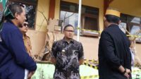 Ahli Geoteknologi, Putera Agung M Agung ST MT PhD (jaket Biru) saat berdialog dengan Pj. Wali Kota Batu. (ist) - Ahli Geoteknologi Politeknik Negeri Jakarta Beberkan Kerawanan Tanah Retak di Brau Kota Batu