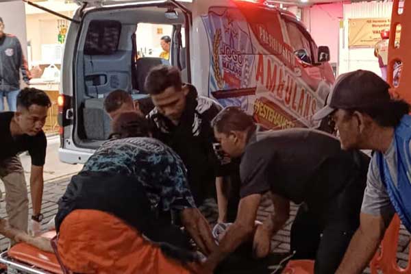 Almarhum Wahyu Widiyanto dibawa oleh relawan ambulans Estehangat ke RSSA. (ist) - RS Hermina Bantah Adanya Penolakan, Begini Kesaksian Relawan dan Keluarga Korban