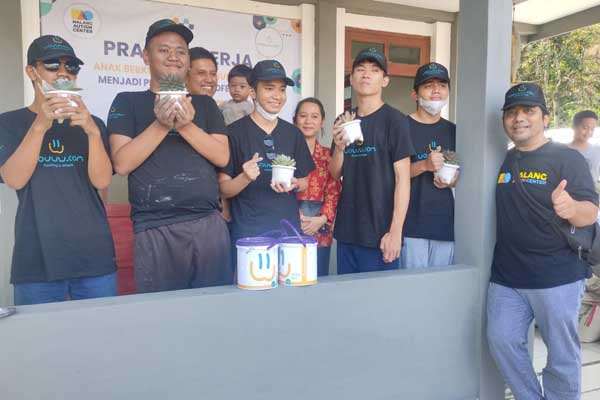 Anak-anak autism bersama para pendukung kegiatan MAC, wouww.com dan Pemkot Batu. (rhd) - Buktikan Kemampuan, Puluhan Anak Austim Cat Musala Al Ikhlas Tlekung Batu
