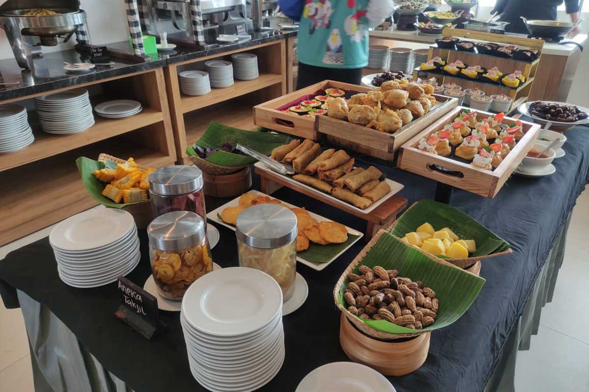 Aneka takjil menu buka puasa. (ist) - Beragam Promo Whiz Prime Hotel Basuki Rahmat Malang, Jadikan Ramadan Bermakna