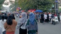 Animo masyarakat di pasar takjil Jalan Surabaya membuat arus lalu lintas melambat. (afi) - Dishub Kota Malang Ingatkan Pedagang dan Pengunjung Jaga Kelancaran Lalu Lintas