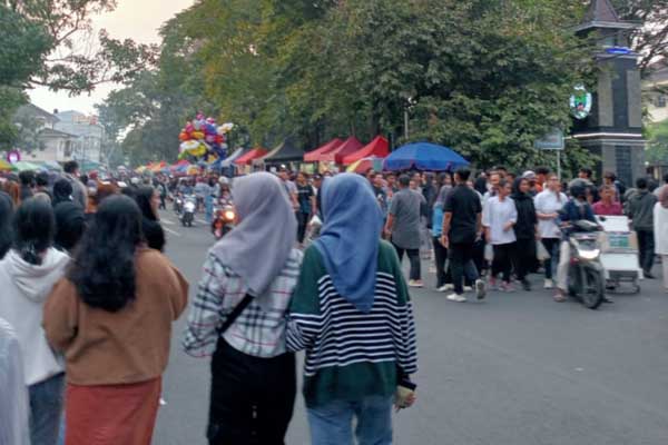 Animo masyarakat di pasar takjil Jalan Surabaya membuat arus lalu lintas melambat. (afi) - Dishub Kota Malang Ingatkan Pedagang dan Pengunjung Jaga Kelancaran Lalu Lintas