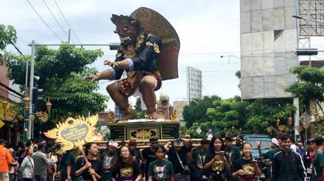 Animo masyarakat menyaksikan Pawai Ogoh-Ogoh di Kayutangan. (ws11) - Sambut Nyepi, Pj Wali Kota Malang Turut Menyaksikan Tawur Agung Kesanga