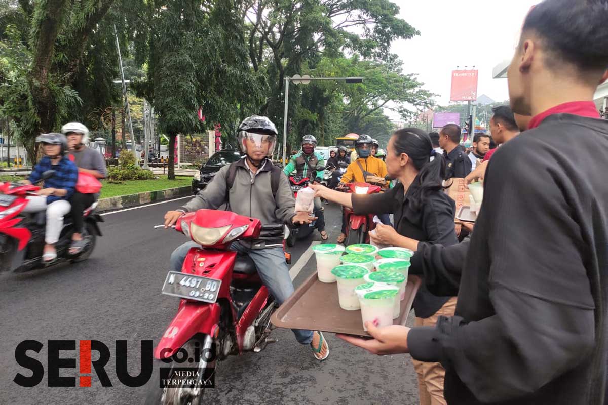 Animo pengendara berebut takjil yang dibagikan tim Matos. (rhd) - Wonderful Ramadan Matos Berbagi Ribuan Takjil Gratis, Hitungan Setengah Jam Ludes