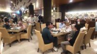 Animo pengunjung menikmati menu Kurma Ijen Suites Malang yang melimpah. (rhd) - Kuliner Ramadan Ijen Suites Malang Hadirkan Menu All You Can Eat Rp135.000