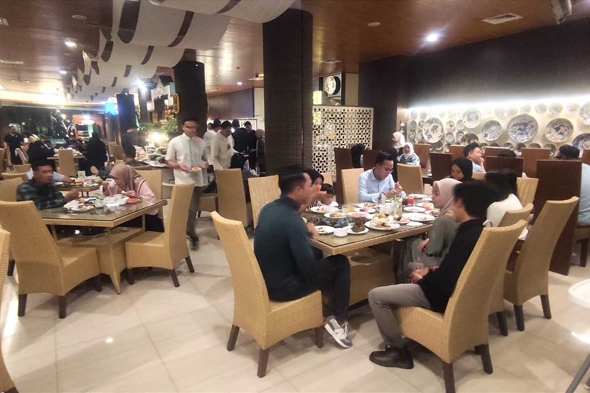 Animo pengunjung menikmati menu Kurma Ijen Suites Malang yang melimpah. (rhd) - Kuliner Ramadan Ijen Suites Malang Hadirkan Menu All You Can Eat Rp135.000
