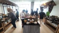 Animo pengunjung menikmati menu buka puasa di Brawijaya Restoran Whiz Prime Hotel Basuki Rahmat Malang. (afi) - Beragam Promo Whiz Prime Hotel Basuki Rahmat Malang, Jadikan Ramadan Bermakna