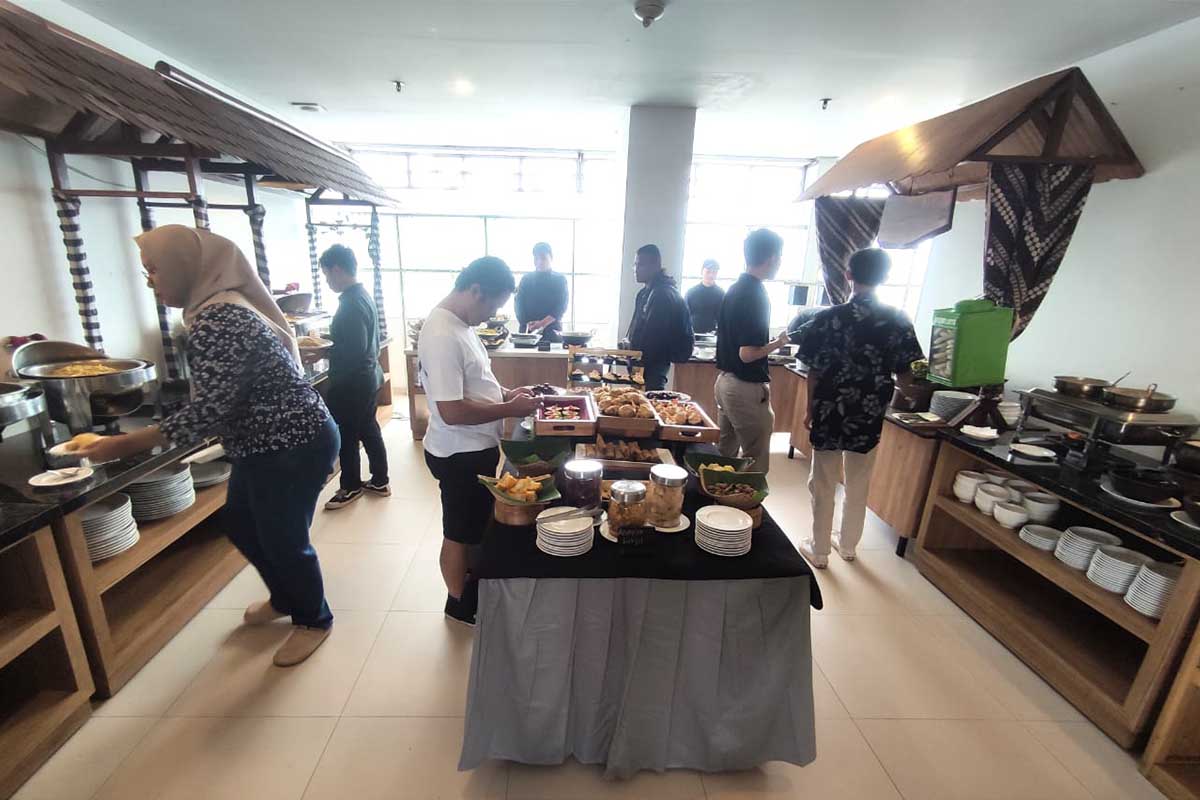 Animo pengunjung menikmati menu buka puasa di Brawijaya Restoran Whiz Prime Hotel Basuki Rahmat Malang. (afi) - Beragam Promo Whiz Prime Hotel Basuki Rahmat Malang, Jadikan Ramadan Bermakna