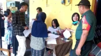Babinsa Dampingi Penyaluran Bantuan Beras Kepada 280 KPM Kelurahan Dinoyo