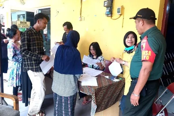 Babinsa Dampingi Penyaluran Bantuan Beras Kepada 280 KPM Kelurahan Dinoyo