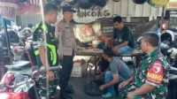 Babinsa Kiduldalem Komsos Bersama Juru Parkir Stasiun Malang Kota Baru